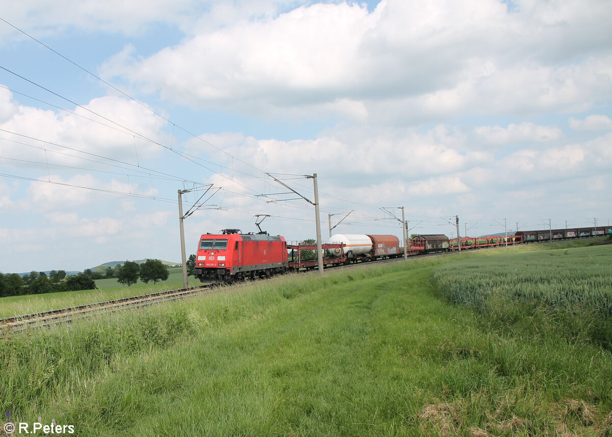 185 291-2 zieht mit einem gemischten Güterzug bei Uffenheim in Richtung Norden. 
