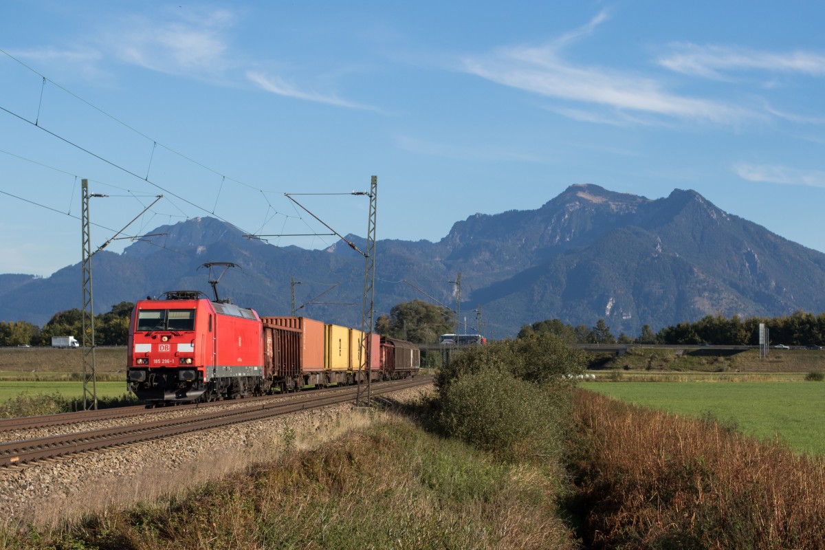 185 296-1 mit einem kurzen gemischten Gterzug am 5. Oktober 2015 bei Bernau am Chiemsee.