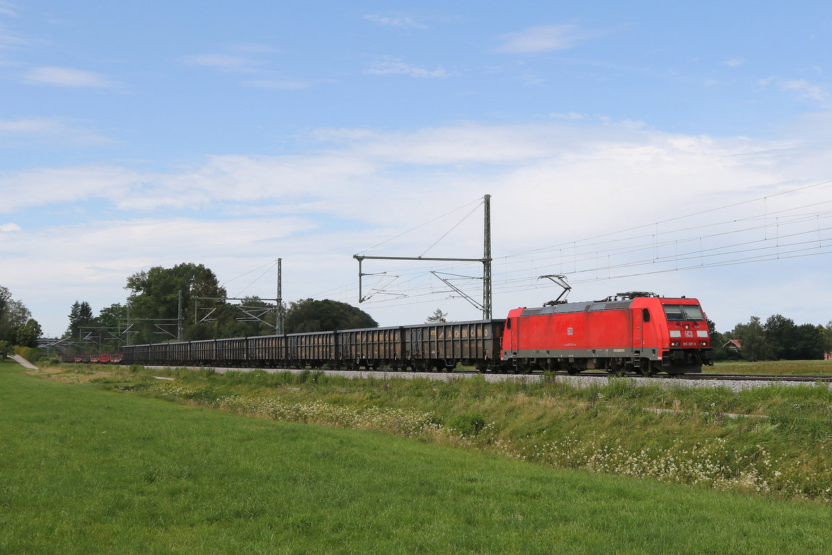 185 301 war am 9. Juli 2020 mit dem  Aicher-Stahlzug  bei bersee in Richtung Freilassing unterwegs.