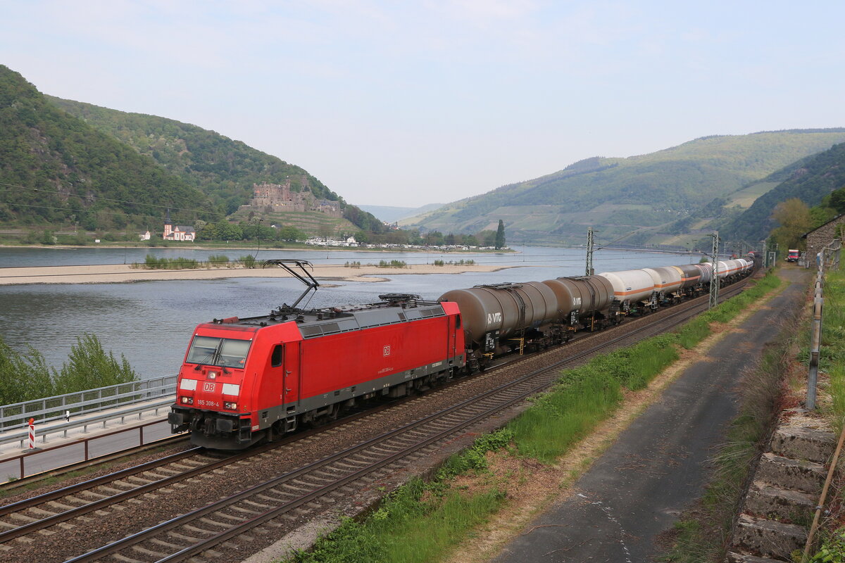 185 308 war am 3. Mai 2022 mit einem gemischten Gterzug bei Assmannshausen in Richtung Bingen unterwegs.