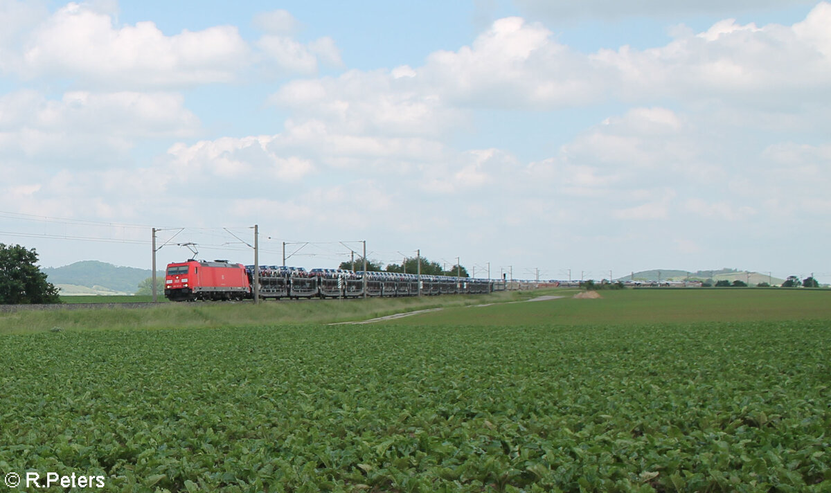 185 312-6 zieht bei Uffenheim ein langen Autotransportzug in Richtung Norden. 04.06.24