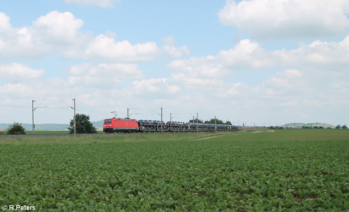 185 312-6 zieht bei Uffenheim ein langen Autotransportzug in Richtung Norden. 04.06.24