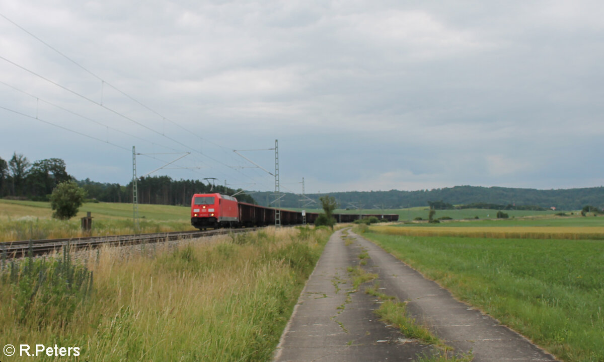 185 320-9 zieht mit einem gemischten Güterzug bei Oberdachstetten vorbei. 02.07.24