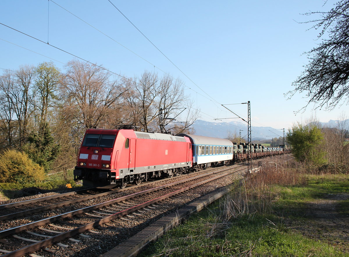 185 361-3 mit einem sterreichischem Militrzug aus Salzburg kommend am 12. April 2016 bei Rimsting am Chiemsee.