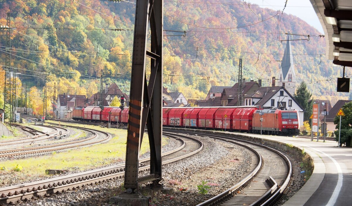 185 363-9 mit Seiten-Selbstentladewagen in Geislingen Steige und Schublok 185 175-7 am 26.10.2021. Auch ich stand ungnstig fr diesen pltzlich durchfahrenden Zug. Immerhin ist der Zug komplett drauf, wenn auch durch die Brckensttze unterbrochen.