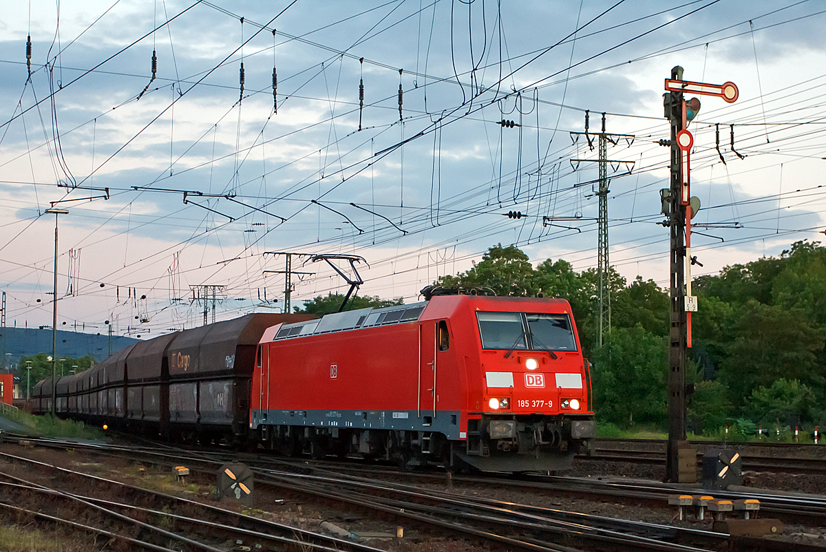 
185 377-9 der DB Schenker Rail Deutschland AG fährt am 14.06.2014 mit einem leeren Kohlezug (Fals/Faals Ganzzug) durch Koblenz-Lützel in Richtung Norden. 
Aufgenommen aus dem DB-Museum heraus (abgesicherter Bereich). 

Die TRAXX F140 AC2 (BR 185.2) wurde 2009 bei Bombardier in Kassel unter der Fabriknummer 34657  gebaut.  Sie hat die komplette NVR-Nummer 91 80 6185 377-9 D-DB und die EBA-Nummer  EBA 03J15A 160.