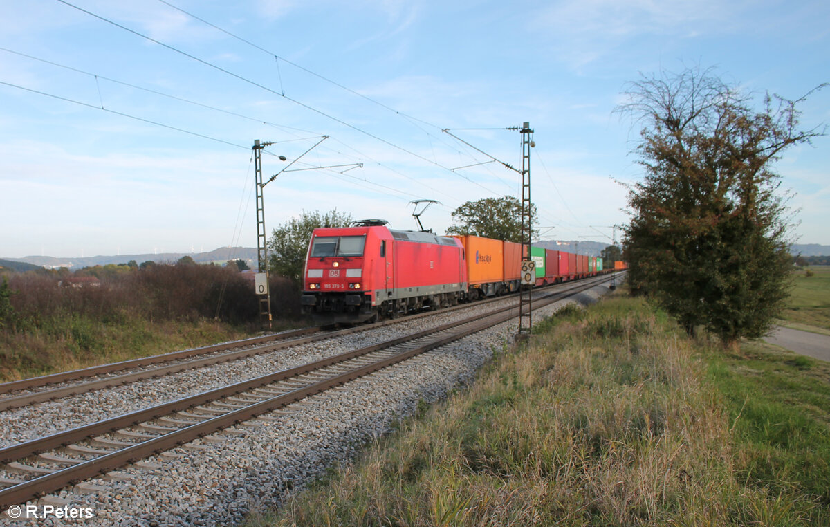 185 379-5 zieht mit einem Containerzug bei Pölling nach Nürnberg. 17.10.24