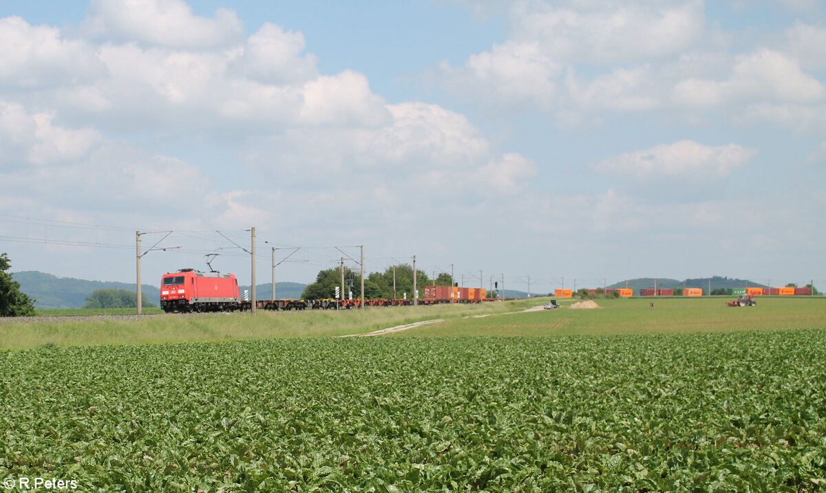 185 380-3 zieht mit einem halb beladenen Containerzug bei Uffenheim in Richtung Norden. 04.06.24