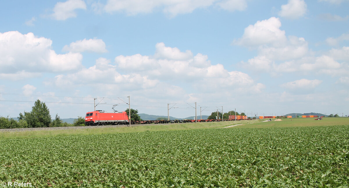 185 380-3 zieht mit einem halb beladenen Containerzug bei Uffenheim in Richtung Norden. 04.06.24