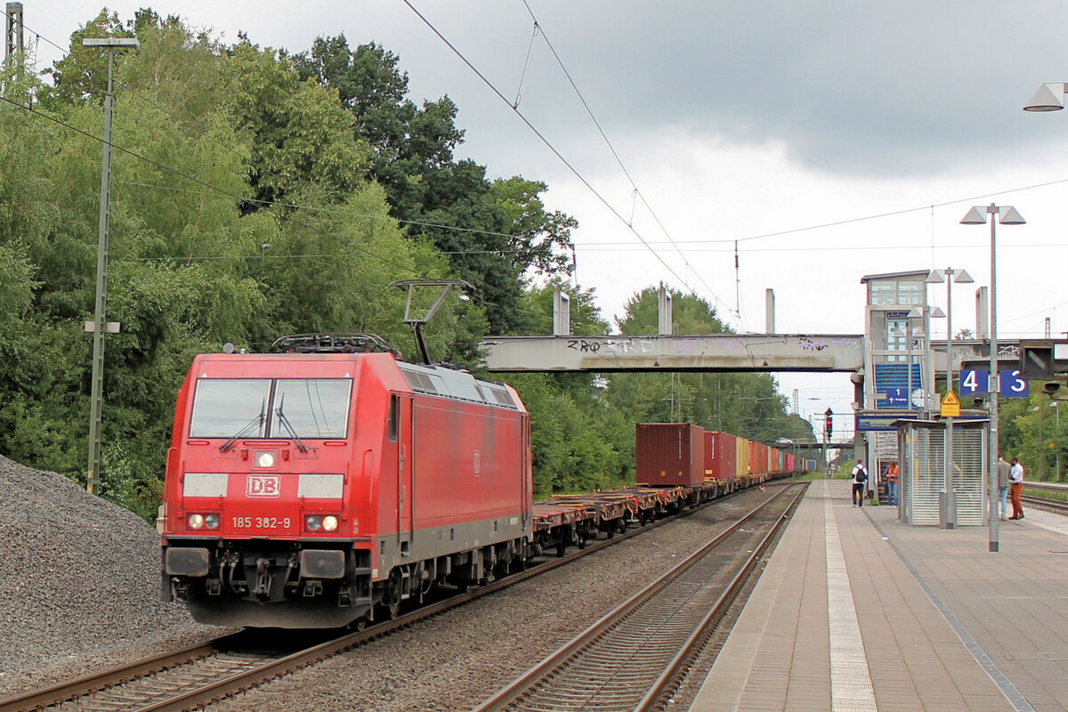 185 382-9 mit Seekisten am Haken. Tostedt, 29.07.2023.