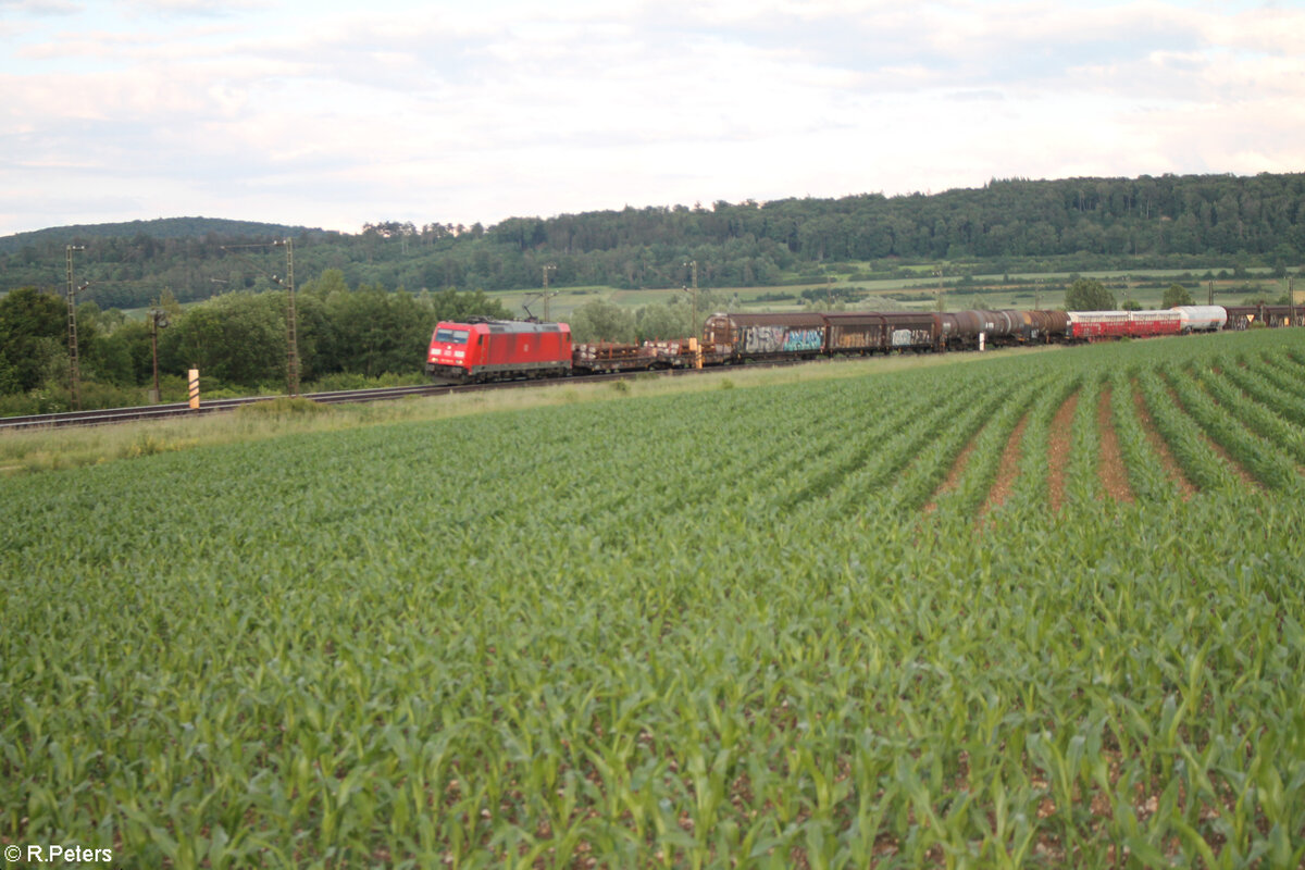 185 382-9 zieht mit einem gemischten Güterzug bei Treuchtlingen in Richtung Norden