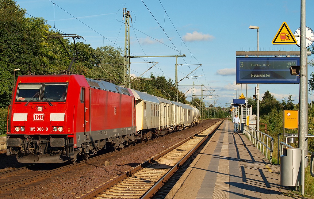 185 386-0 muss hier betriebsbedingt mit ihrem Spritzzug in Schleswig halten. 26.06.2011