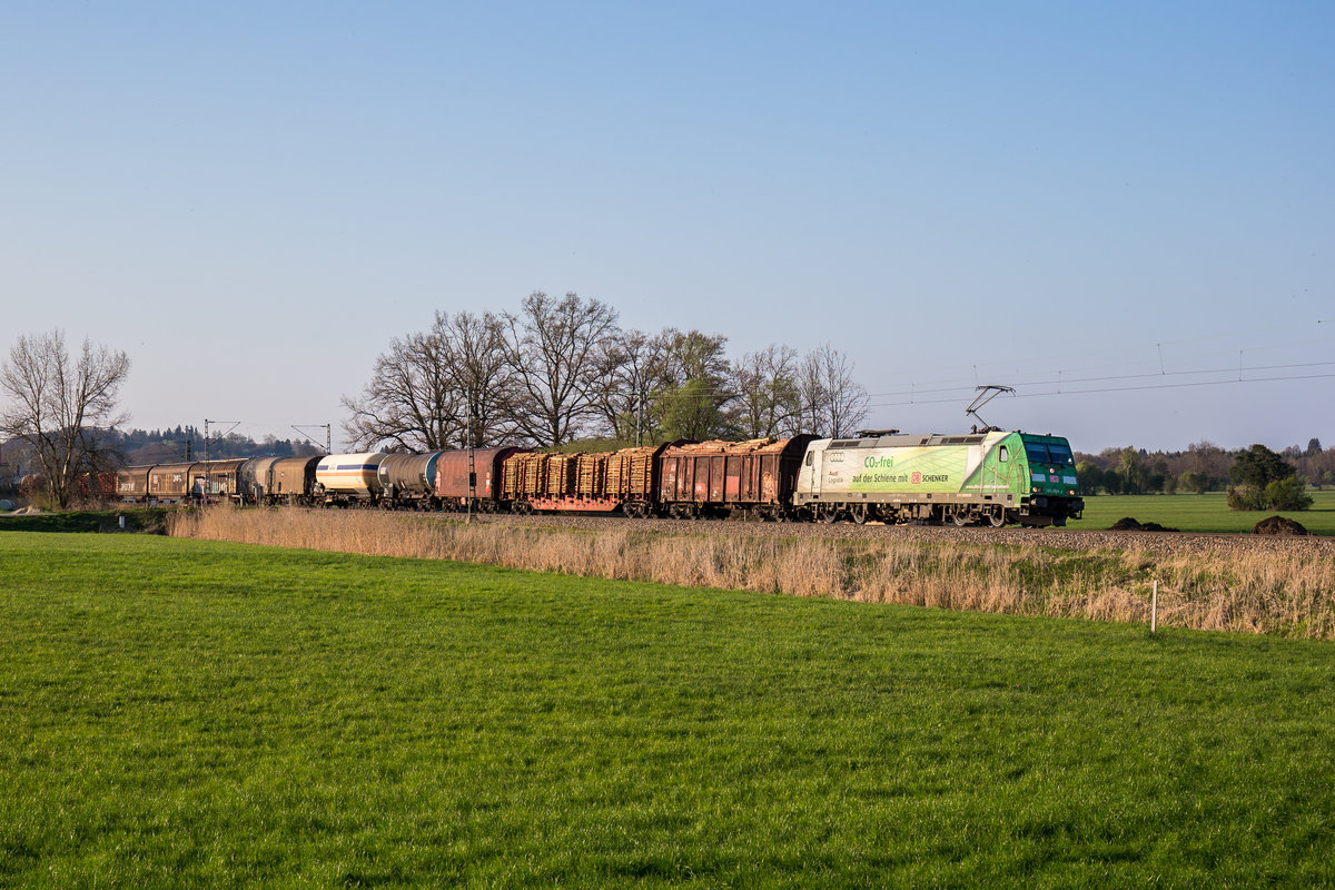185 389 mit einem gemischten Gterzug am 9. April 2017 bei Weisham.