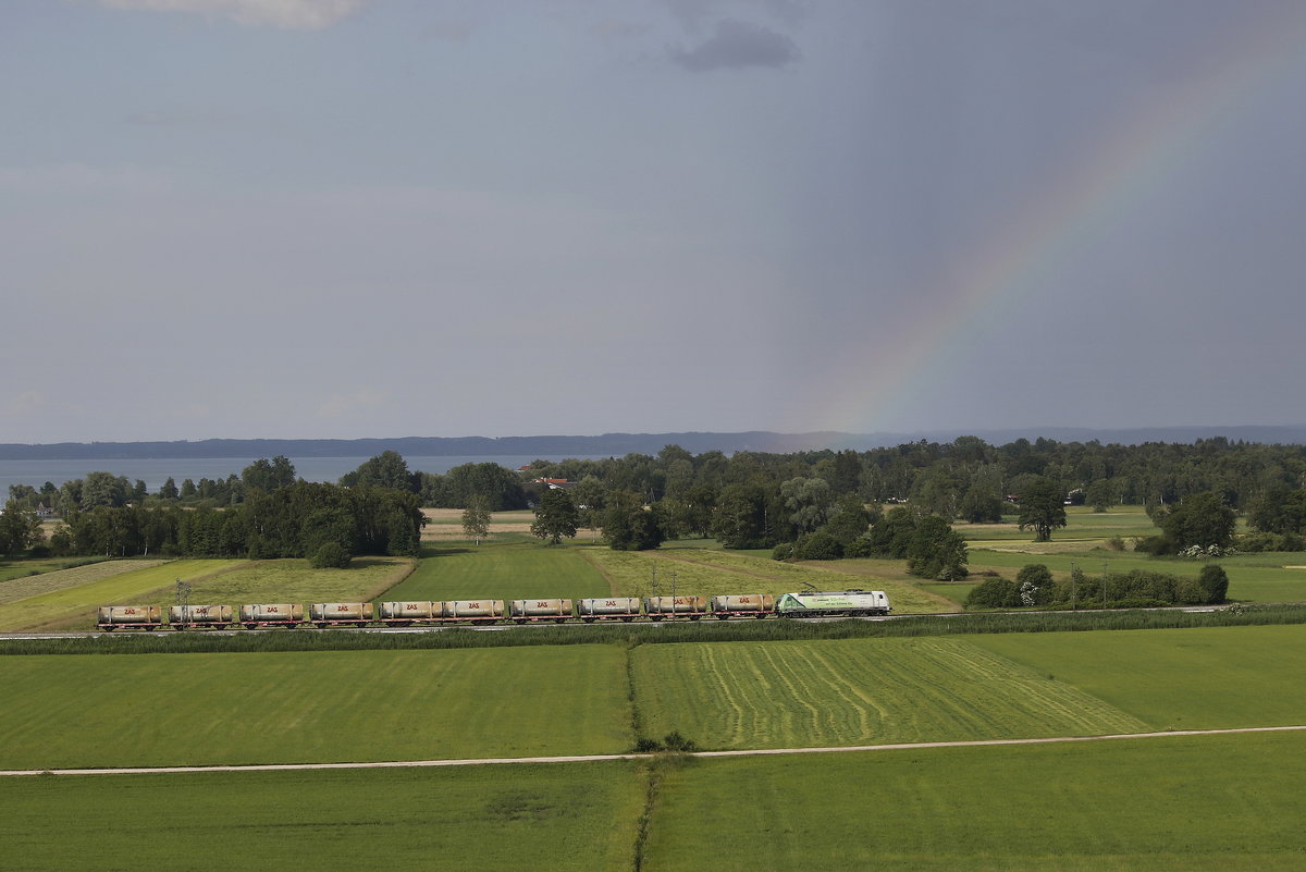 185 389 mit einem Mllzug unterwegs in Richtung Traunstein. Aufgenommen am 28. Mai 2018 bei Bernau am Chiemsee.