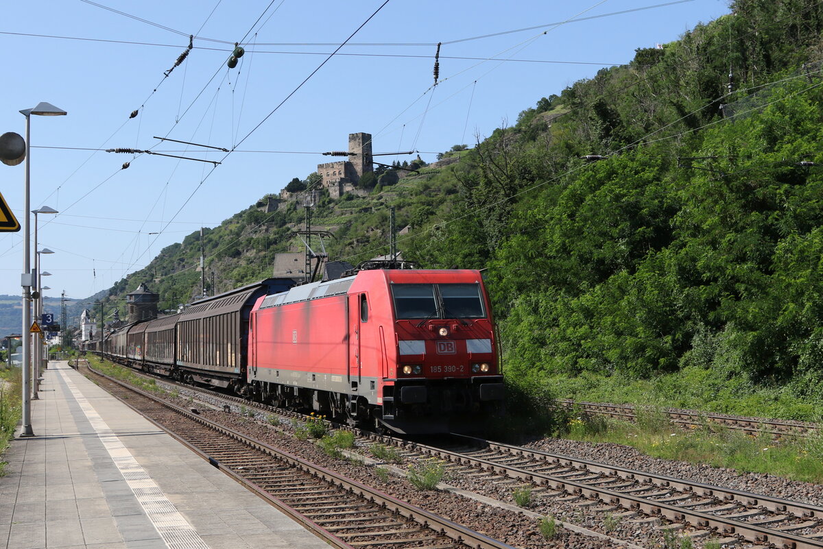 185 390 mit Schiebewandwagen am 21. Juli 2021 in Kaub am Rhein.