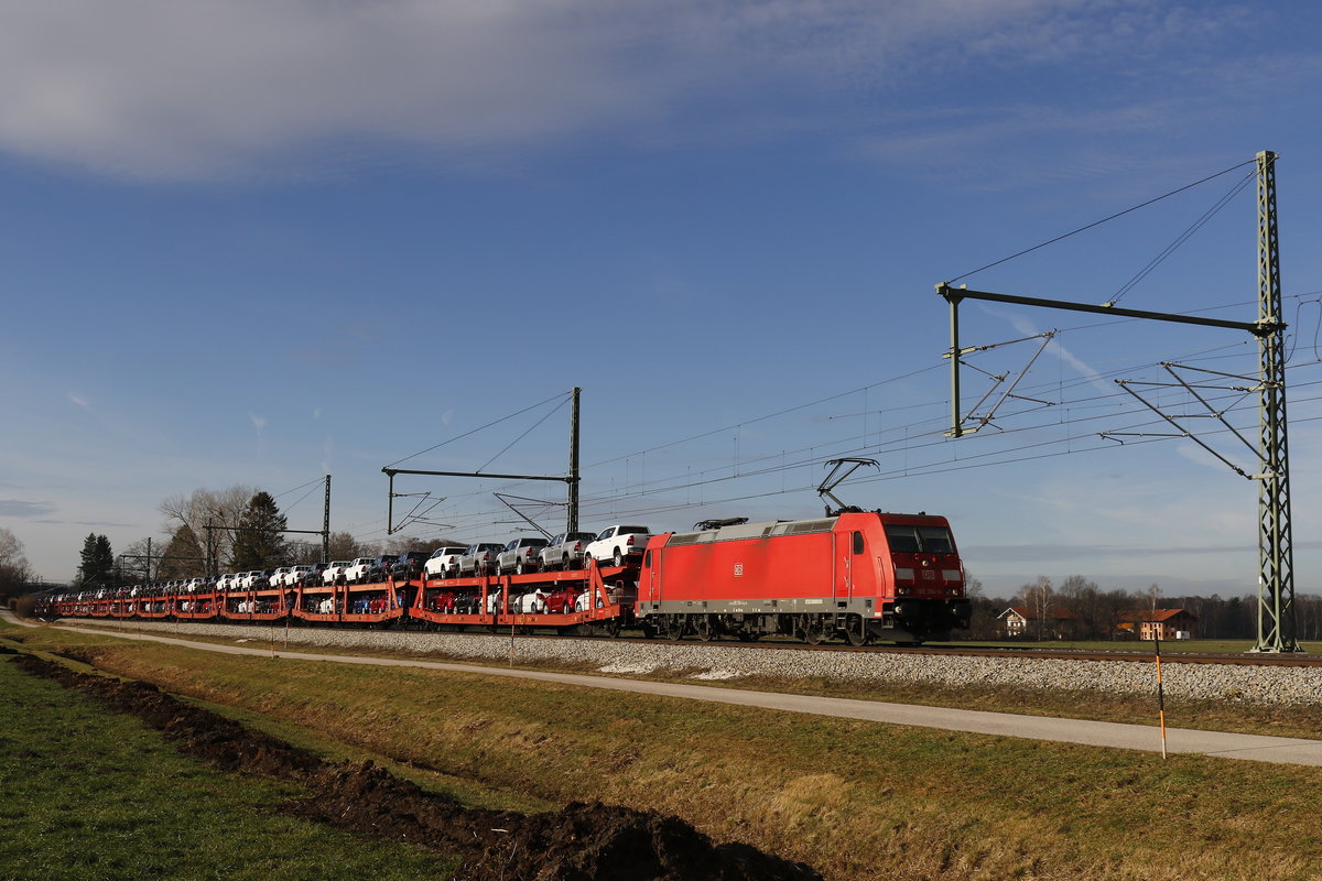 185 394 war mit einem Autozug am 28. Dezember 2018 bei bersee in Richtung Freilassing unterwegs.