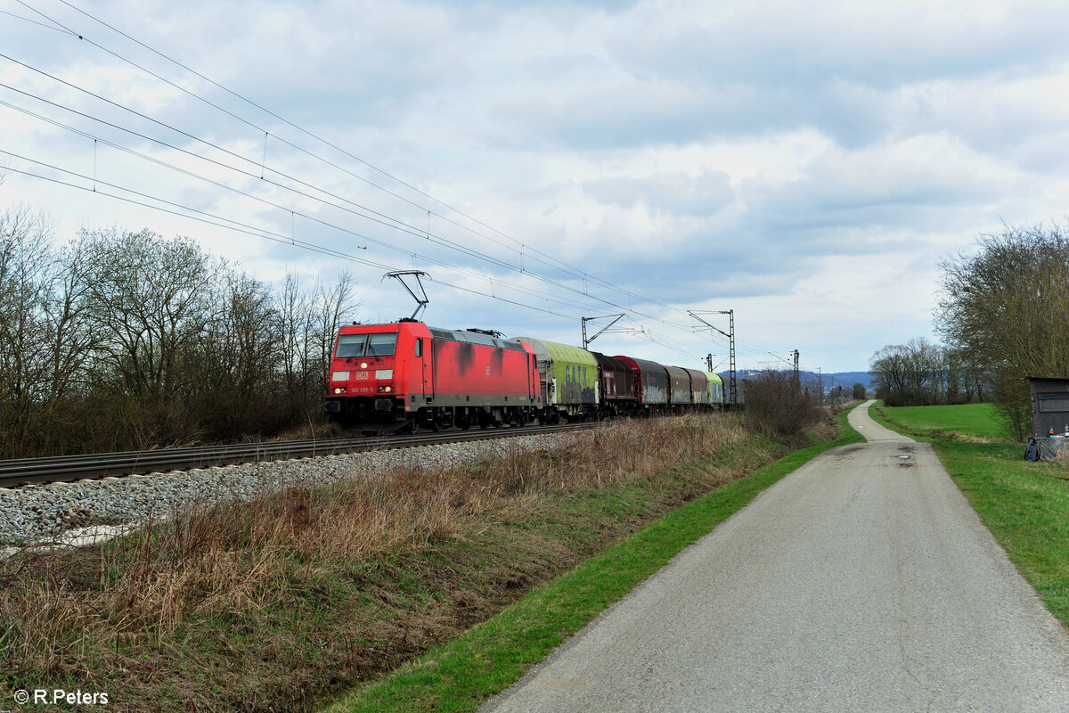 185 398-5 mit einem gemischten G�terzug bei P�lling. 17.03.24