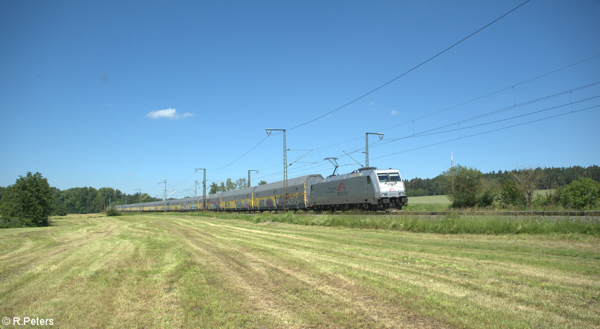 185 418 zieht mit einem geschlossenen ARS Altmannzug bei Oberdachstetten nach Süden vorbei. 08.06.24