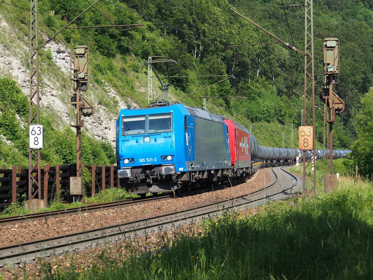 185 521-2 und 185 der HGK mit einem Kesselwagenganzzug auf der Geislinger Steige am 22.06.2014.
