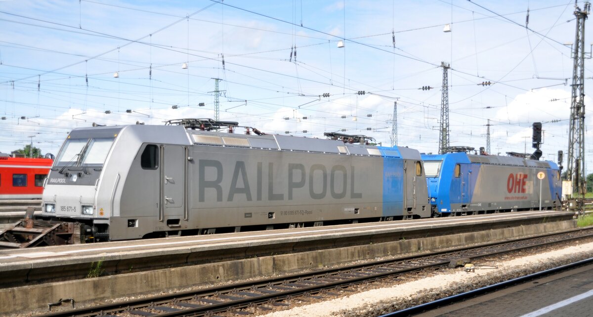 185 522-0 von Railpool und 185.5 von OHE in Augsburg am 25.08.2010.