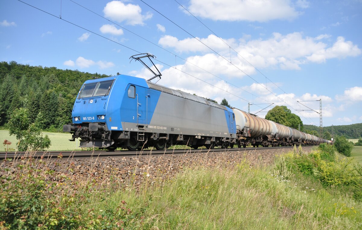 185 523-8 mit Kesselwagenganzzug bei Amstetten am 26.06.2012.