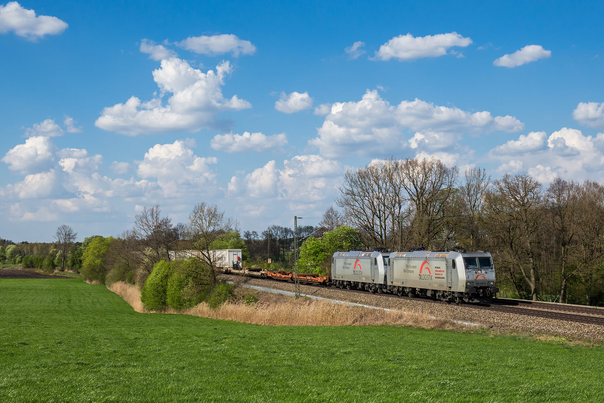 185 538 und 185 531 auf dem Weg zum Brenner. Aufgenommen am 10. April 2017 bei Hilperting.