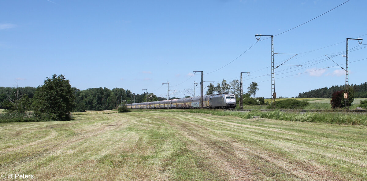 185 539-4 zieht bei Oberdachstetten mit einem ARS Altmann Zug in Richtung S�den. 08.06.24