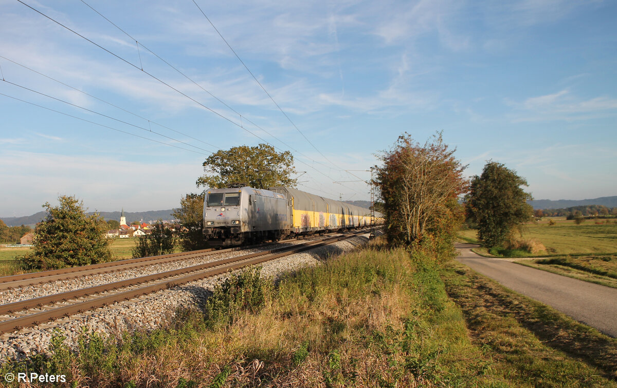 185 539-4 zieht mit einem geschlossenen ARS Altmann BMW Zug bei Pölling in Richtung Norden. 17.10.24