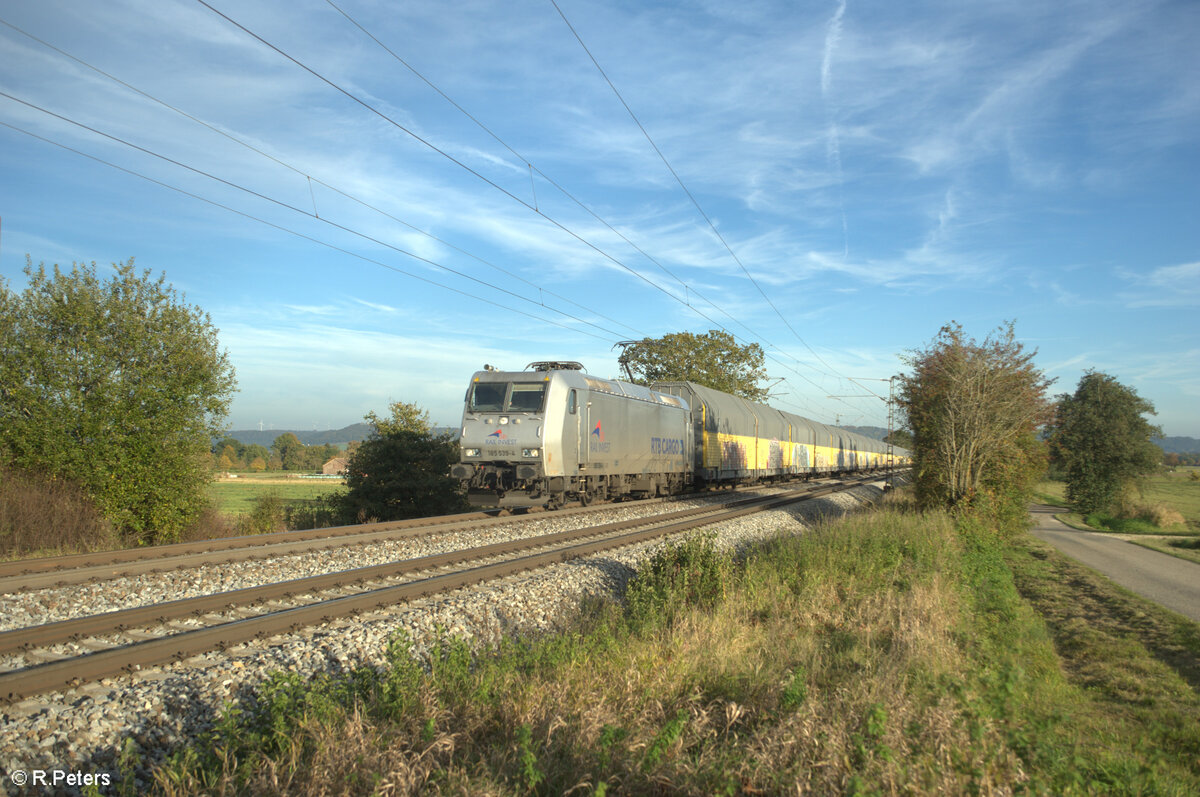185 539-4 zieht mit einem geschlossenen ARS Altmann BMW Zug bei Pölling in Richtung Norden. 17.10.24