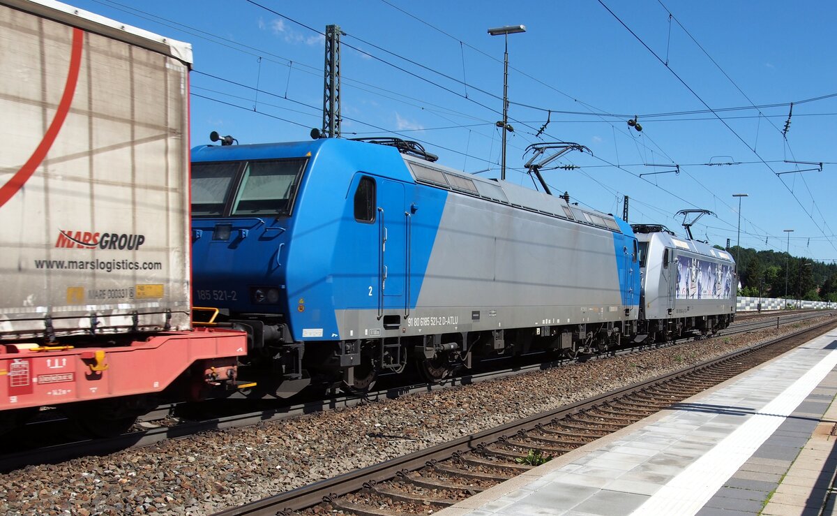 185 540-2 der TX Logistik mit Werbung fr EC Kassel Huskies fhrend und an 2. Stelle Dispolok 91 80 6 185 521-2 D-ATLU mit Containerzug in Amstetten am 12.06.2020.