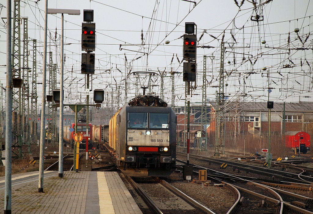 185 553-5 der MRCE unterwegs für CFL Cargo fährt hier mit einem Zementzug durch den Neumünsteraner Bahnhof. 30.03.2011