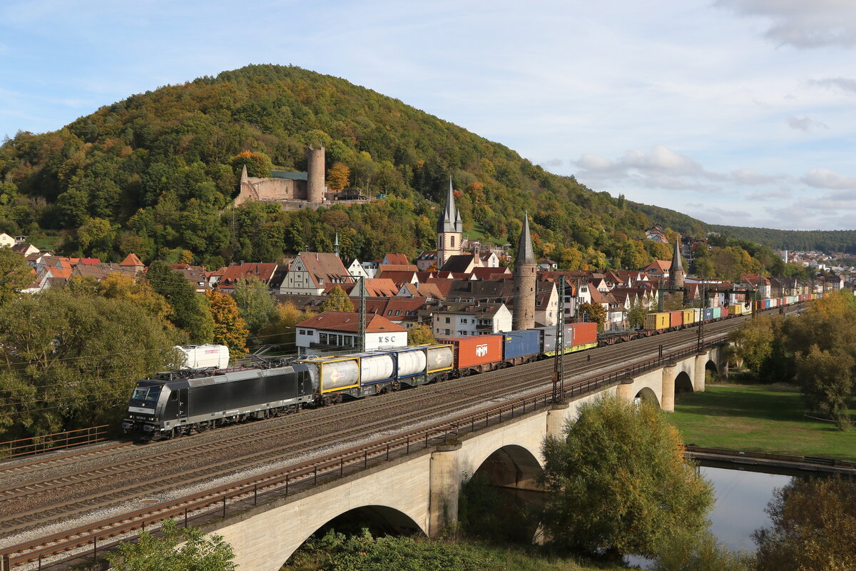 185 565 von  MRCE  mit einem Containerzug am 11. Oktober 2022 in Gemnden am Main.