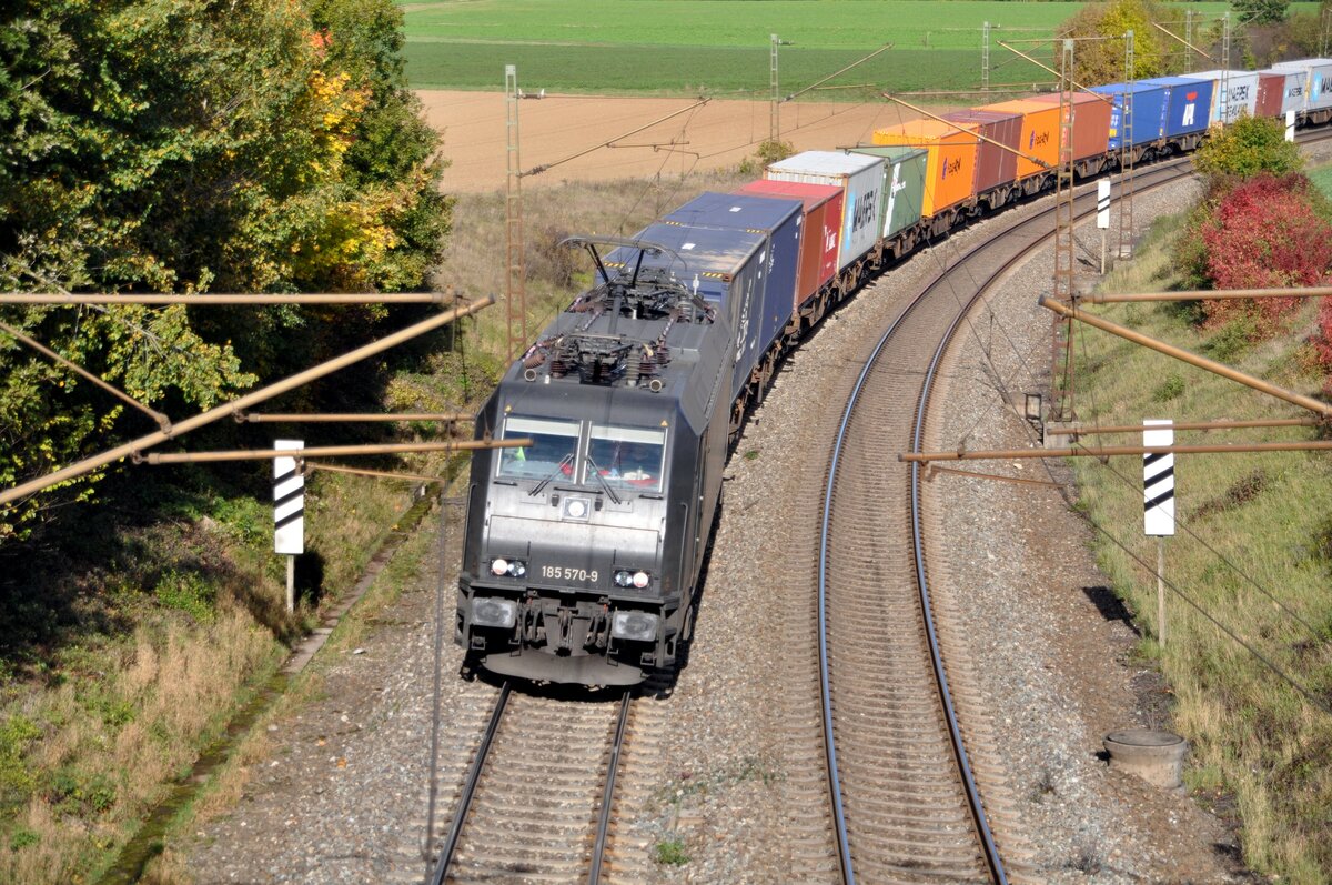 185 570-9 mit Containerzug bei Hinterdenkental am 17.10.2012.