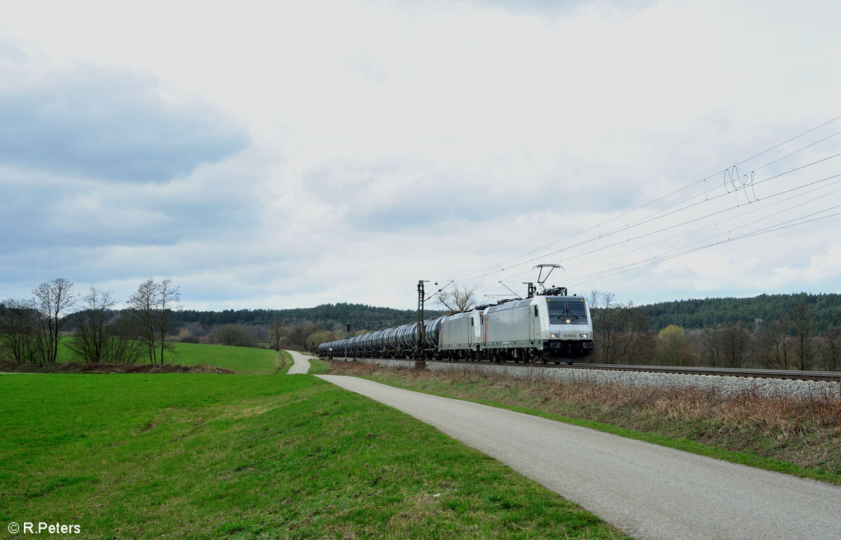 185 580-8 + 185 579-0 mit einem Kesselzug in Richtung Regensburg bei P�lling. 17.03.24