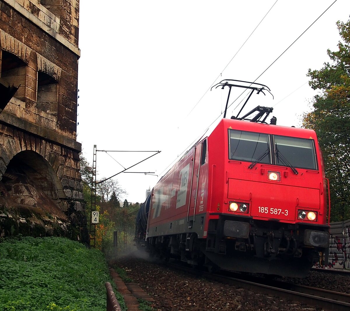 185 587-3 von HGK / MEV mit Kesselwagenzug in Ulm bei der Bundesfestung am 21.10.2014.