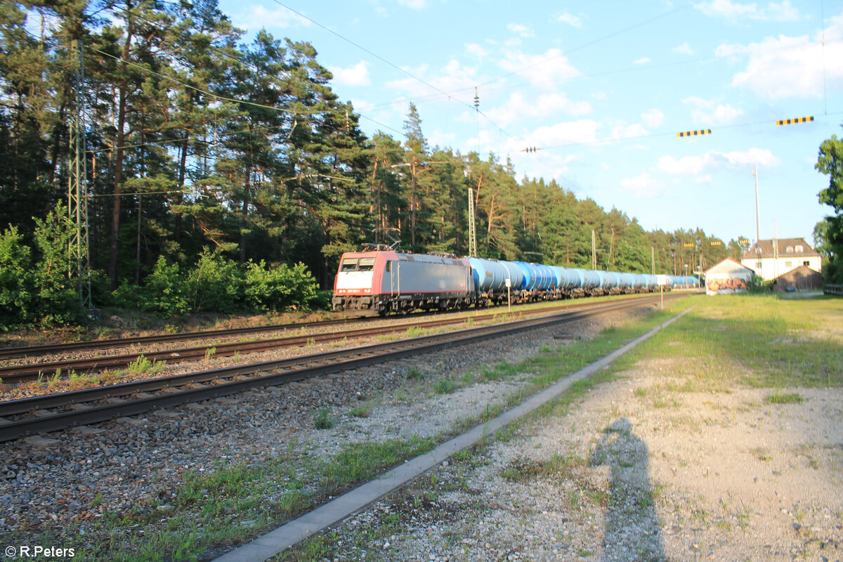 185 593-1 zieht mit einem Kesselzug durch Ochenbruck in Richtung Nürnberg. 07.06.24