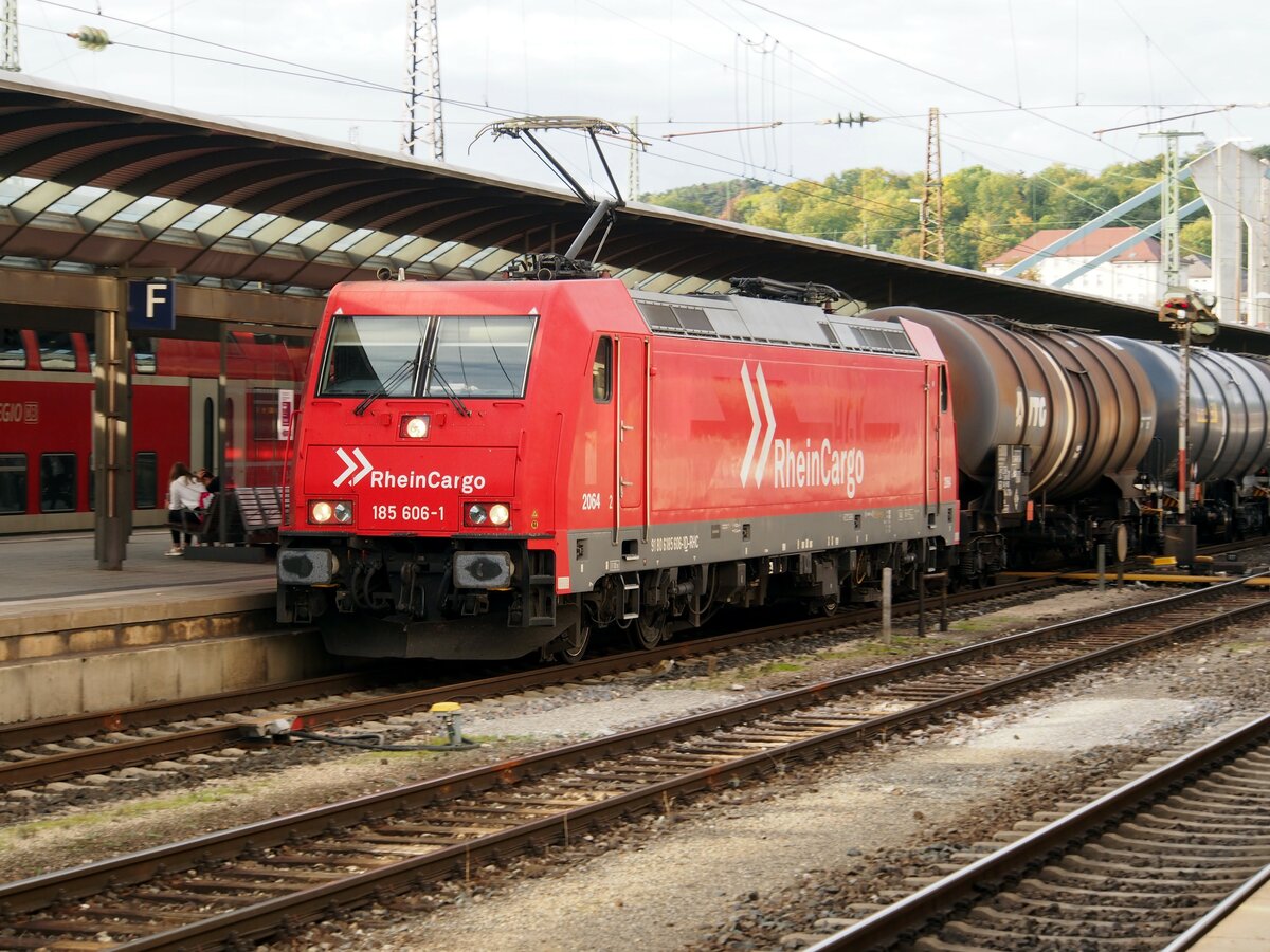 185 606-1 der Rhein Cargo (91 80 6185 606-1 D-HGK) mit Kesselwagenzug in Ulm am 28.09.2019.