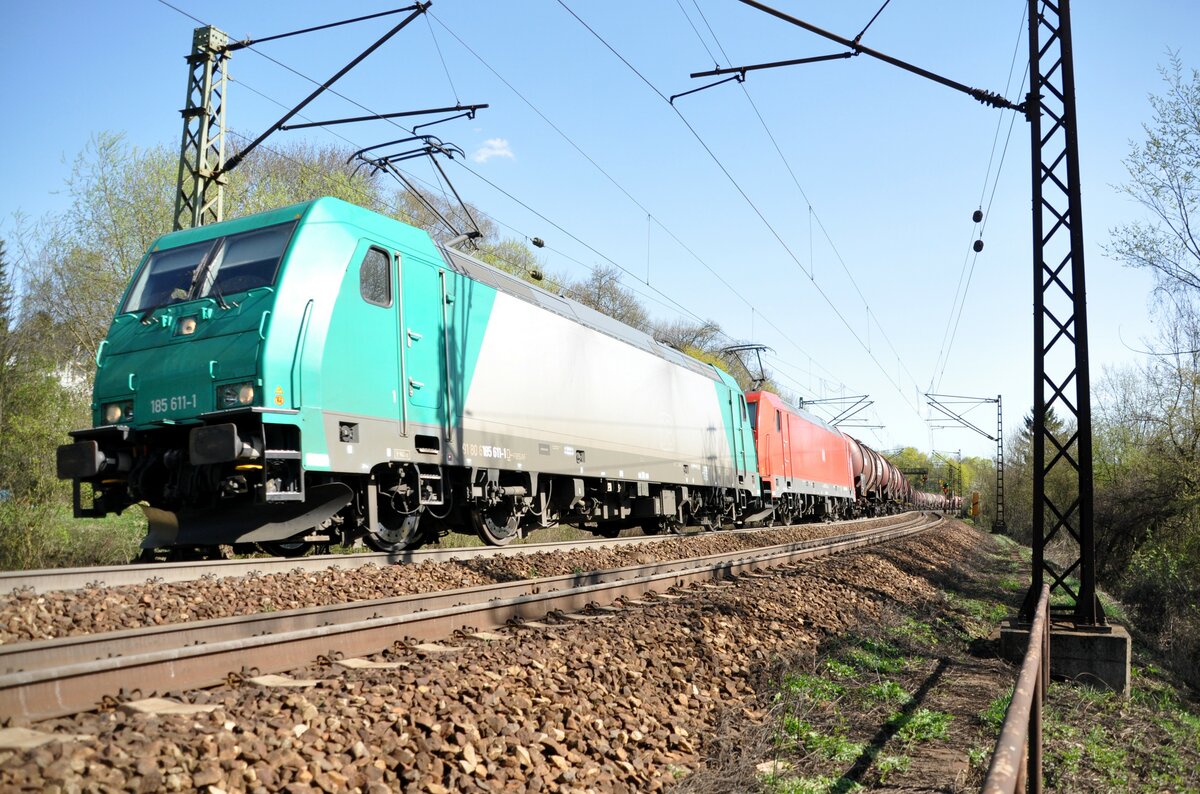 185 611-1 (91 80 6 185 611-1 D-RBSAF) und eine DB 185 mit einem Kesselwagenganzzug in Ulm am 07.04.2011.