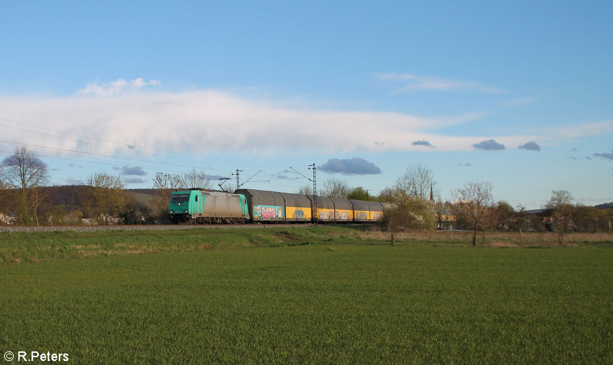 185 612-9 zieht mit einem geschlossenen ARS Altmann bei Th�ngersheim gen Norden. 28.03.24