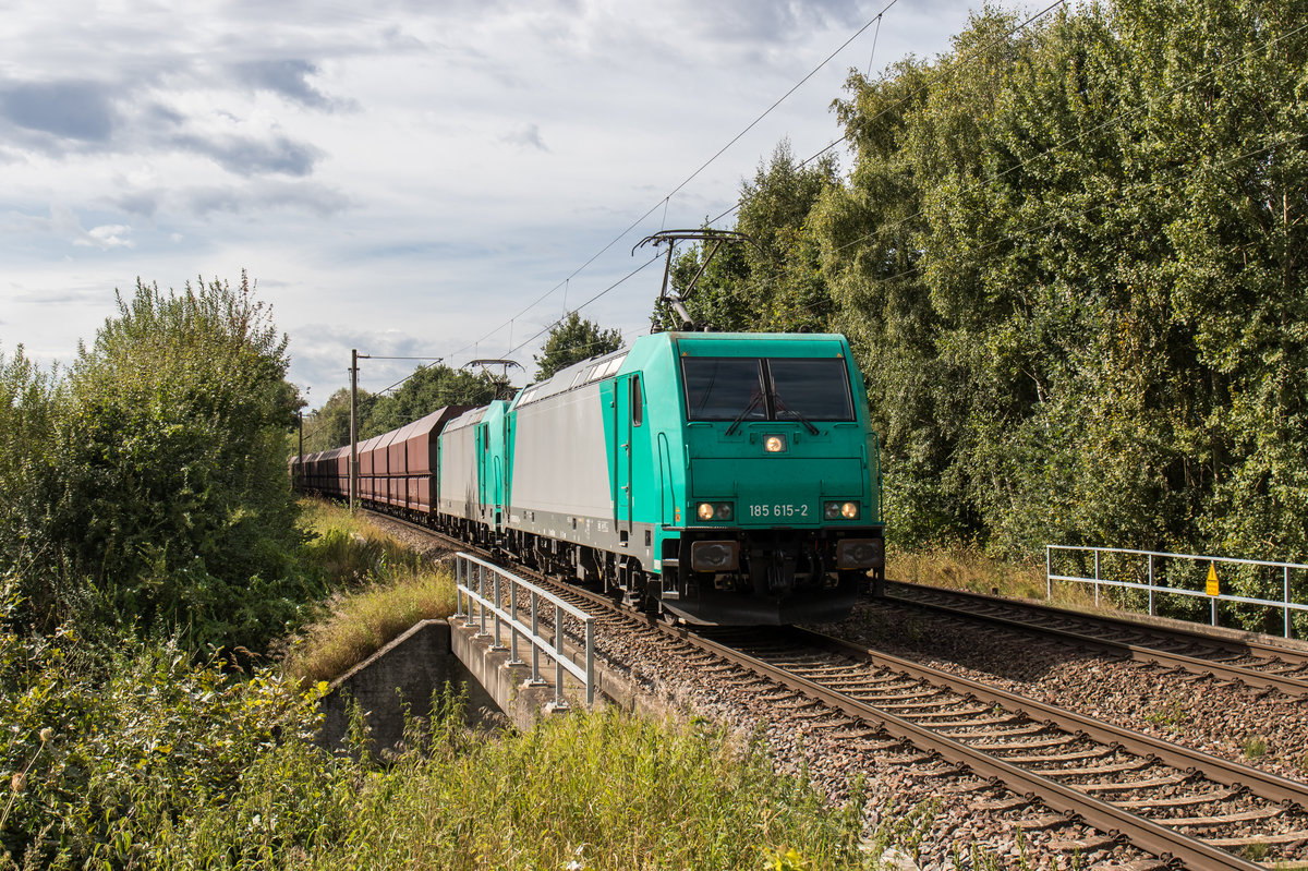 185 615 und 185 616 waren am 2. September 2016 mit einem Ganzzug bei Hamburg-Moorburg auf dem Weg in den Hamburger Hafen.