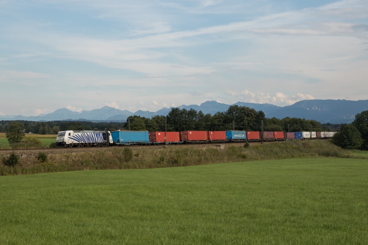 185 661 mit einem Containerzug am 11. September 2015 bei Rann.