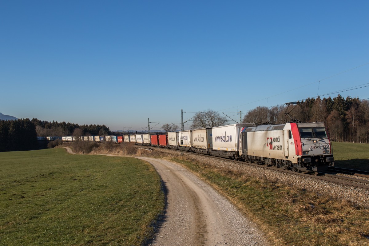 185 664 war mit dem  Ekol-Zug  in Richtung Salzburg unterwegs. Aufgenommen am 29. Dezember 2015 bei Grabensttt.