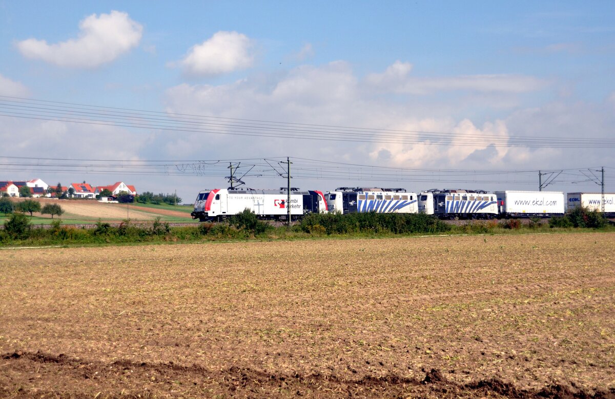 185 665-7 Kombi-Verkehr mit Locomotion 139 260-4 und im Schlepp (kalt) 139 210-4 und 139 213-3 mit Containerzug bei Neu-Ulm Pfuhl am 23.09.2011.