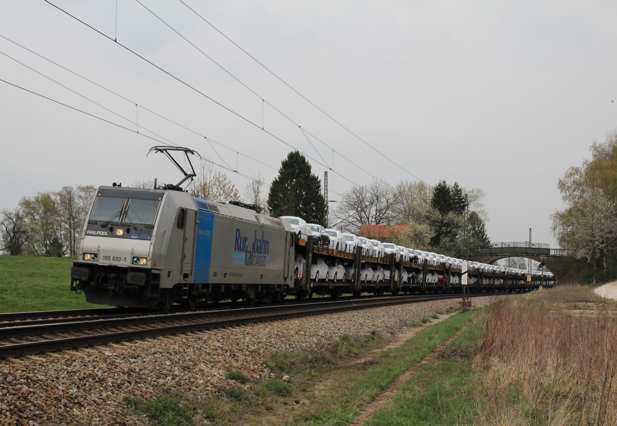 185 690-5 am 5. April 2014 mit einem Autozug bei Übersee.