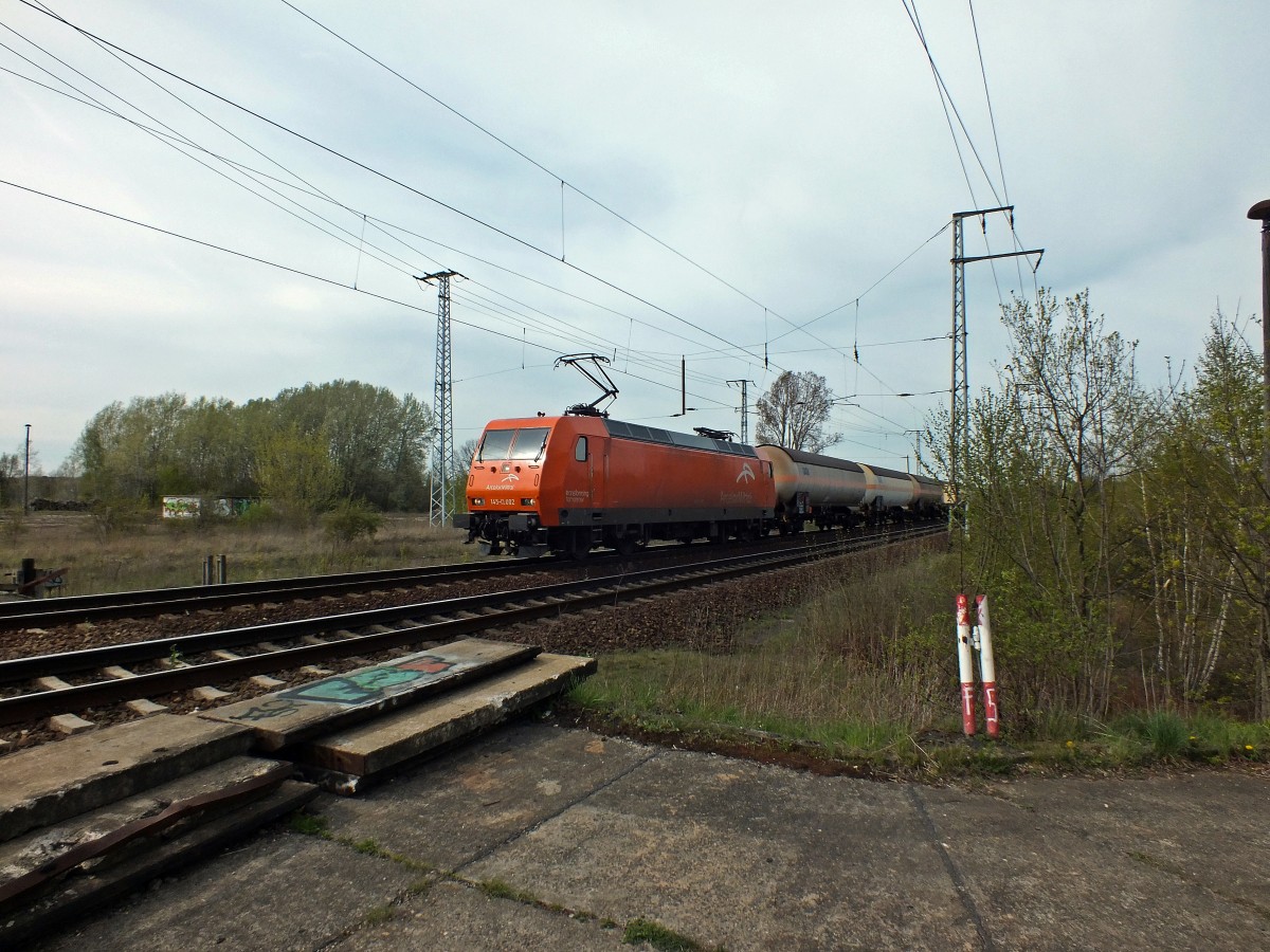185-CL 002 von ArcelorMittal, den Betreiber unter anderem der Stahlwerke in Eisenh�ttenstadt f�hrt am 17.4.14 mit einem Kesselwagenganzzug durch die Wuhlheide.