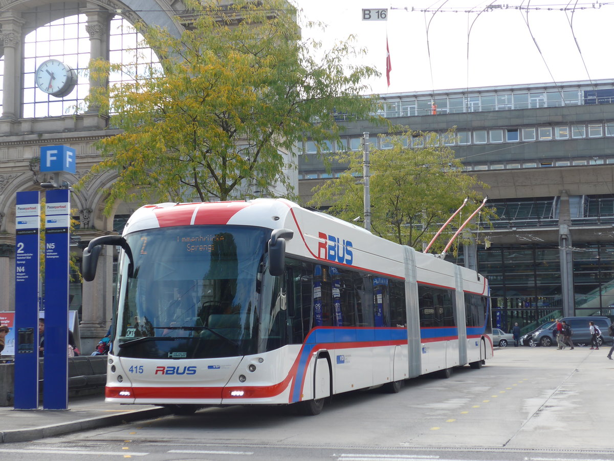 (185'165) - VBL Luzern - Nr. 415 - Hess/Hess Doppelgelenktrolleybus am 18. September 2017 beim Bahnhof Luzern