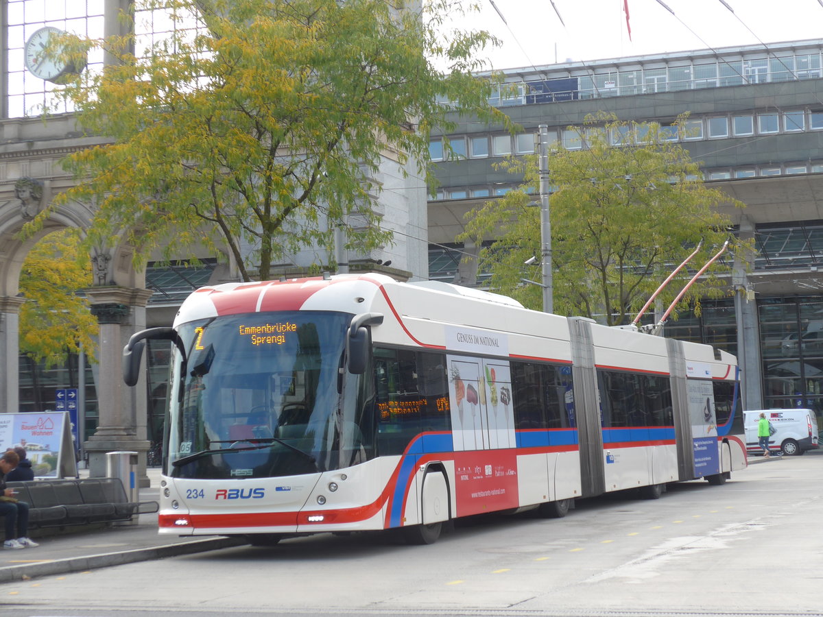 (185'170) - VBL Luzern - Nr. 234 - Hess/Hess Doppelgelenktrolleybus am 18. September 2017 beim Bahnhof Luzern