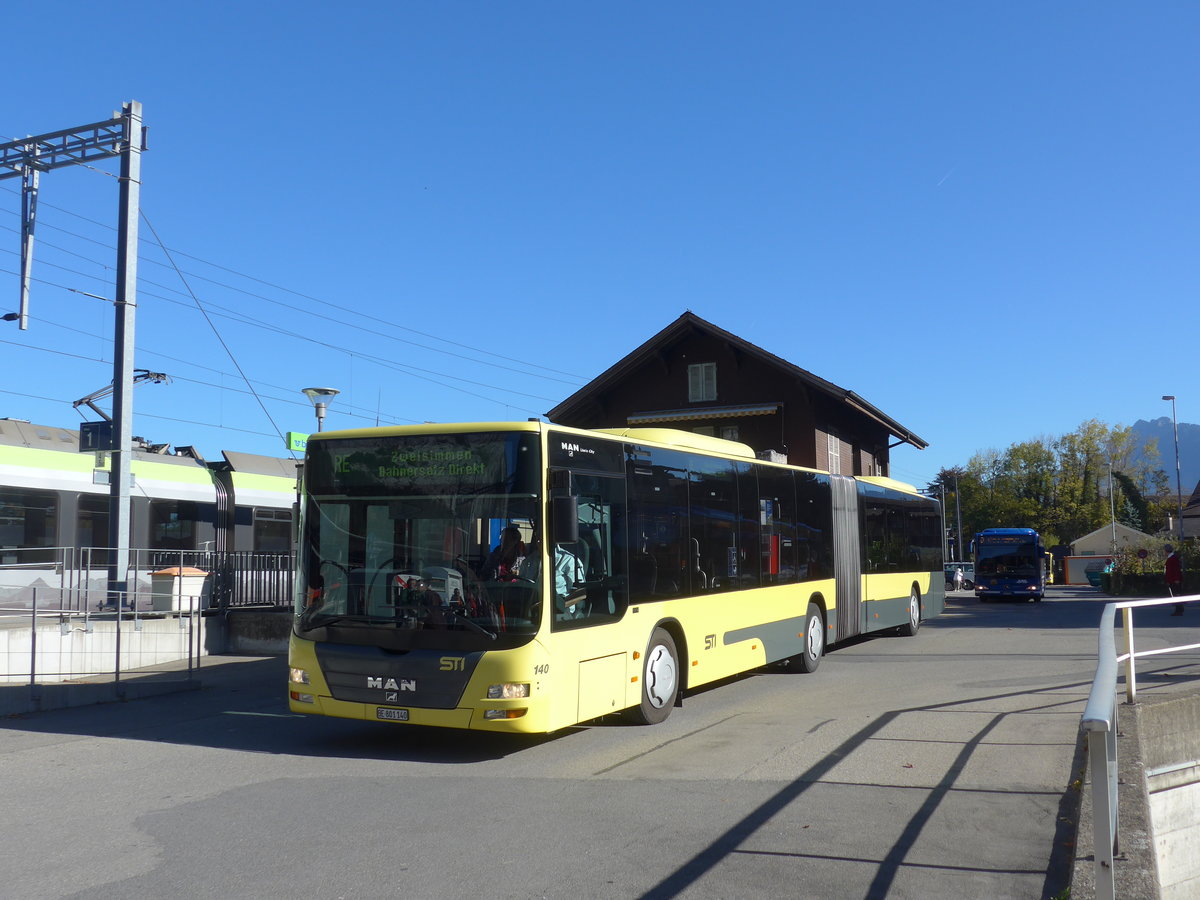 (185'876) - STI Thun - Nr. 140/BE 801'140 - MAN am 16. Oktober 2017 beim Bahnhof Wimmis