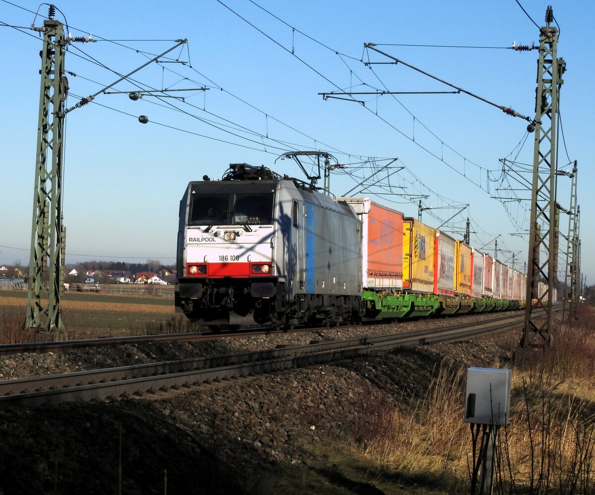186 106 von Railpool GmbH München, Traxx F 140 MS 2c mit Satteltaschenwagenzug in Neu-Ulm Pfuhl am 09.02.2022.