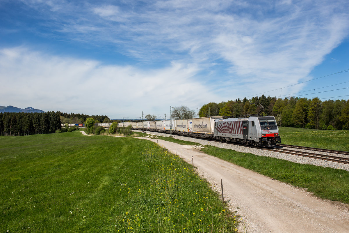 186 284 mit dem  Ekol -Zug am 6. Mai 2017 bei Htt.